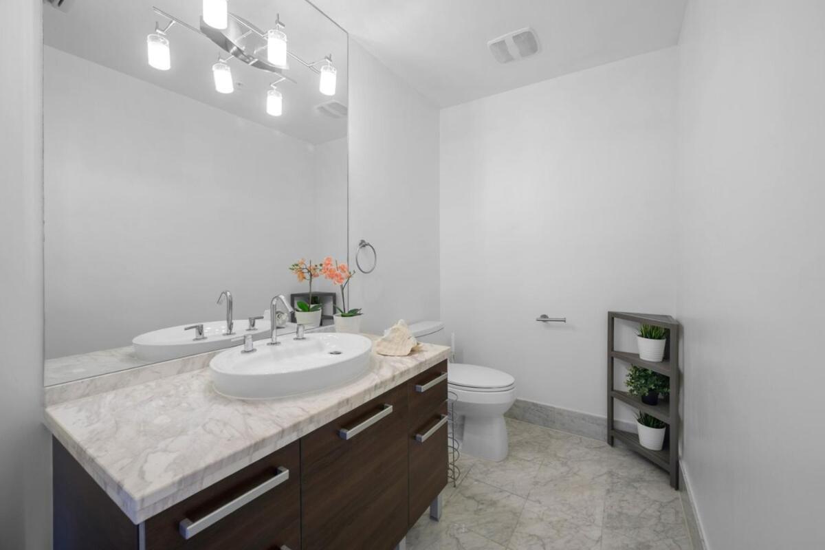 Luxury Living In Downtown Apartment *