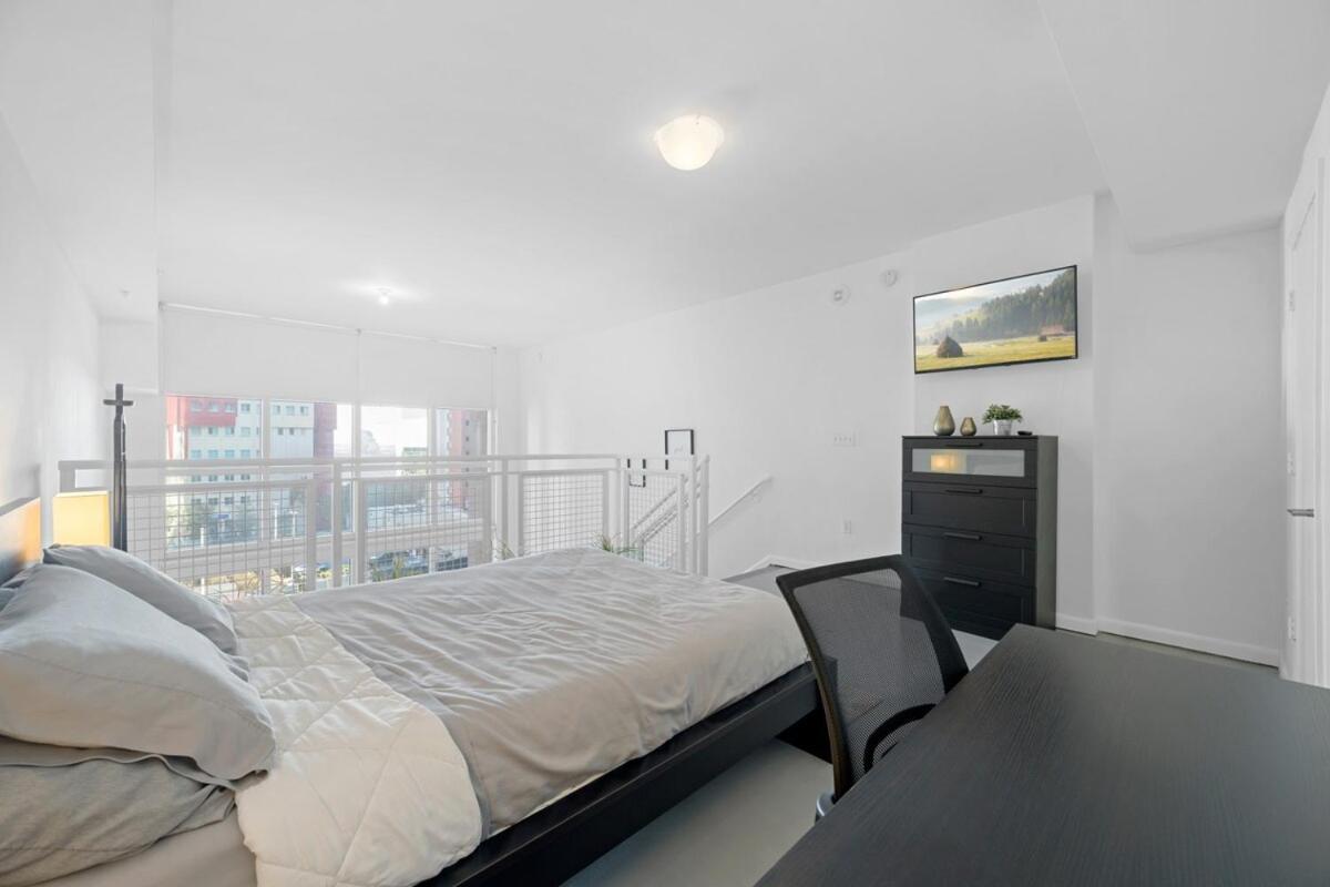 Apartment Luxury Living In Downtown *